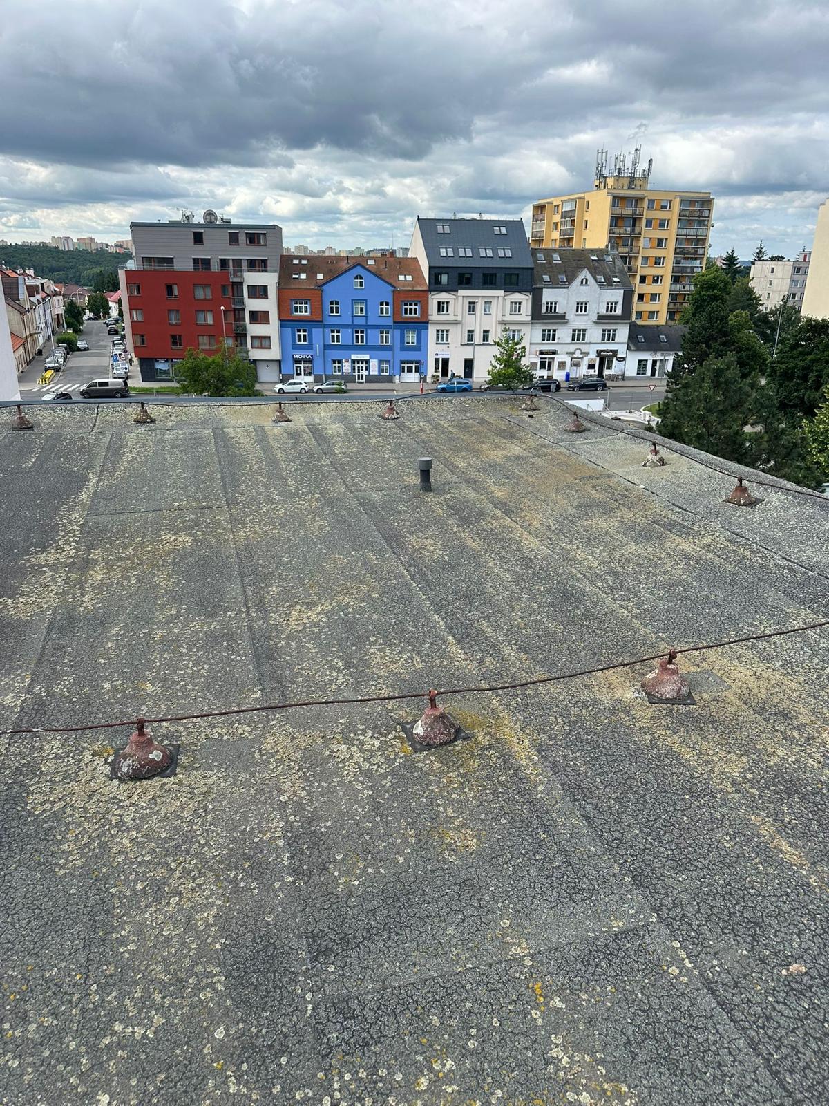 Před – původní opotřebovaná střecha